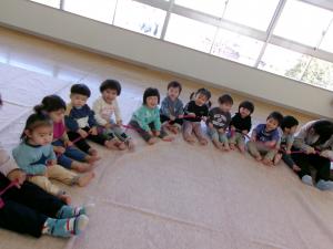 大人数で輪になり、チューブをもっている