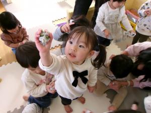 丸めた新聞紙をもっている