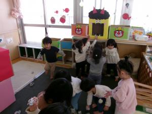 鬼の口の中に新聞紙をいれている