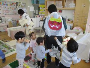 鬼に新聞紙をあてようとしている