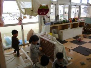 5人で新聞紙をひろっている