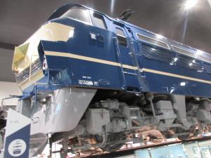 電車の下の電車