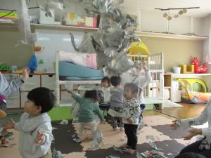 新聞紙で遊ぶ子ども達