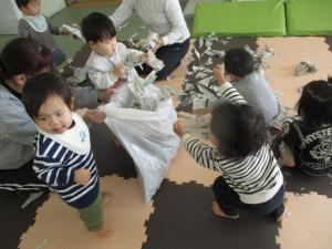 新聞紙を集める子どもたち