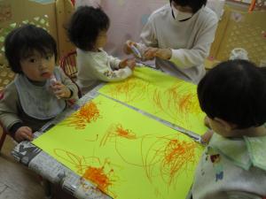 画用紙に絵を描く子どもたち