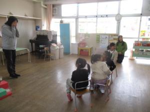 園長先生の話を聞いている子ども達