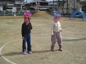 鬼のお面を被っている園児