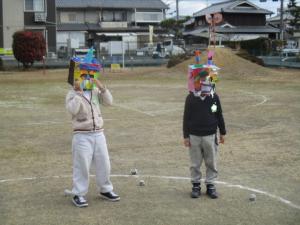 鬼のお面を被っている園児2