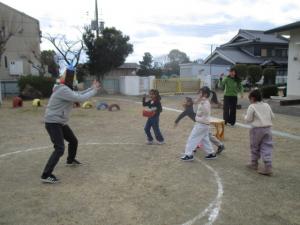 園長先生鬼に新聞紙の豆を投げる子ども