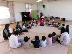 大人数でゴムチューブを持って楽しんでいる。