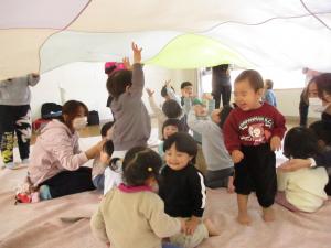 大人数でバルーンの下に入って喜んでいる