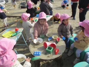 大人数で机の上でご飯づくりを楽しんでいる