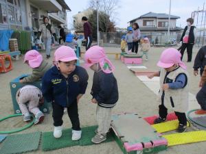 ５人でサーキット遊びを楽しんでいる