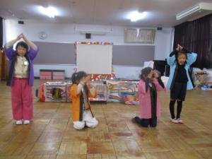 法被を着た子ども達がダンスをしている