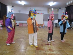 鬼のお面を被っている子ども達