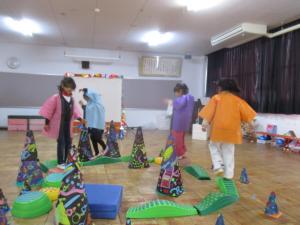 様々な運動用具の上を歩く子ども達