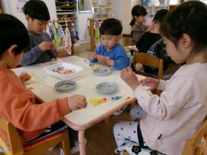 みかん組　ネックレスをつくっています