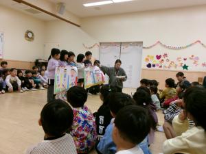 4歳児のクイズをみています　