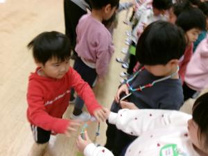 ネックレスを渡して喜んでいます