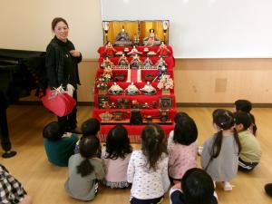 みかん組　ひな人形を見ています