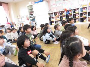 パネルシアターを見ています