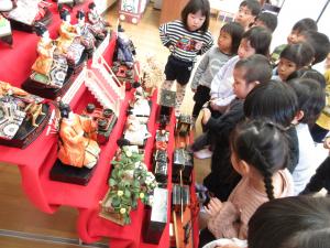 もも組　ひな人形を見ています