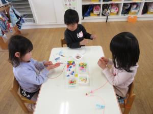 もも組　ネックレスをつくっています