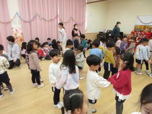 ももぐみ　ふれあい遊びをしています