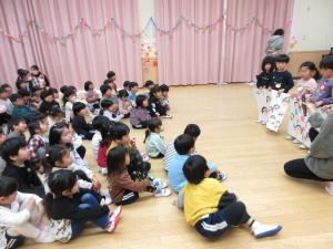 4歳児の出すクイズを聞いています