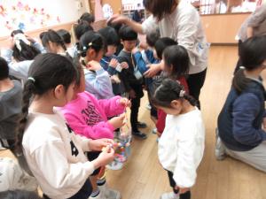 5歳児にネックレスを渡して、話をしています