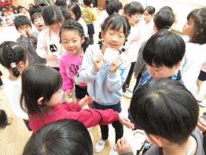 ネックレスを渡し、5歳児と一緒に喜んでいます