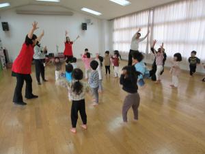 手をあげているところ