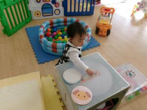 ０歳児　ぽっとん落とし