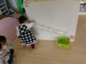 ０歳児　ボール転がし