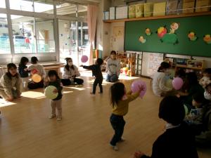 １歳児　ふうせん遊び