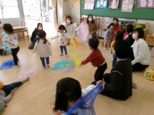 １歳児オーガンジーを使っての遊び