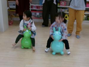 ２歳児　ロディに乗って