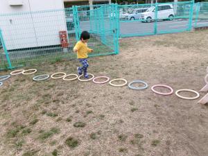 ２歳児フープを並べて