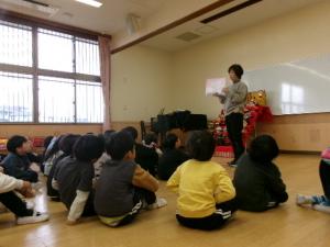ひなまつり　紙芝居を見る
