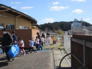 避難訓練、口を押えて