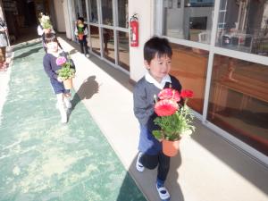佐保幼　お花を飾る2