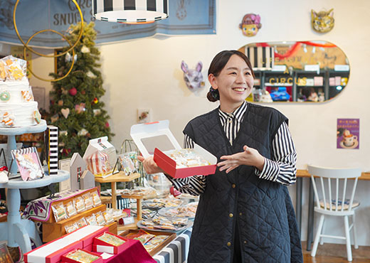 店内で商品を紹介する向井さん