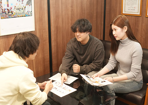 打ち合わせ中の長尾さん