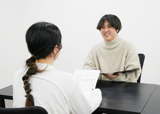 面接している長尾さん