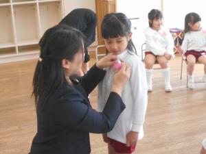 コサージュをつけてもらって嬉しそうです