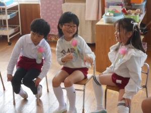 友達と嬉しそうに話をしています