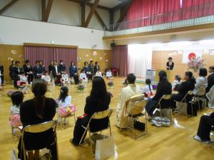 園長先生のお話を聞いています