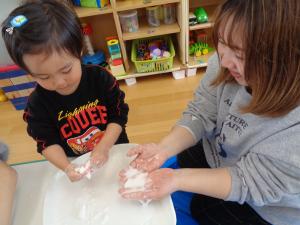 手の平に片栗粉を乗せて変化を楽しんでいます