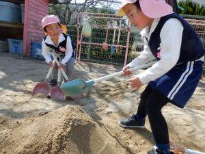 佐保幼　砂場遊び５