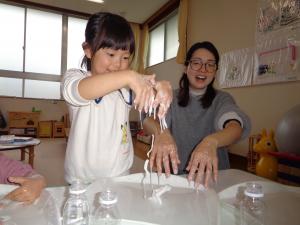 片栗粉の感触を楽しみながら遊んでいます